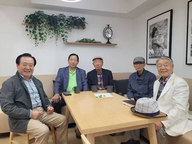 장충단교회 성도와 지역 주민들이 최근 서울 중구 교회 오아시스카페에서 함께 시간을 보내고 있다. 장충단교회 제공