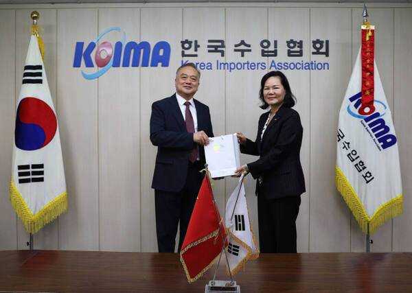 윤영미(오른쪽) 한국수입협회장이 지난 1일 한국수입협회 대회의실에서 멍샹둥 중국 CCPIT 산둥성 회장을 만나 양국 간 무역 확대를 위한 협력 방안을 논의한 뒤 기념촬영하고 있다. 한국수입협회 제공