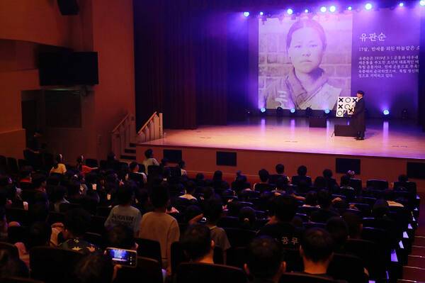 지난 7월 빛누리아트홀에서 권선구가 개최한 ‘광복 80주년 특별공연-마슐랭의 뉴메모리즈’ 마술공연 장면. 수원시 제공