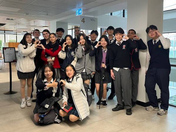 양평중학교 학생들이 6박 8일간 호주 맥쿼리대학교 교류학습을 하기 위해 출국 전 단체 기념촬영을 하고 있다. 양평교육지원청 제공