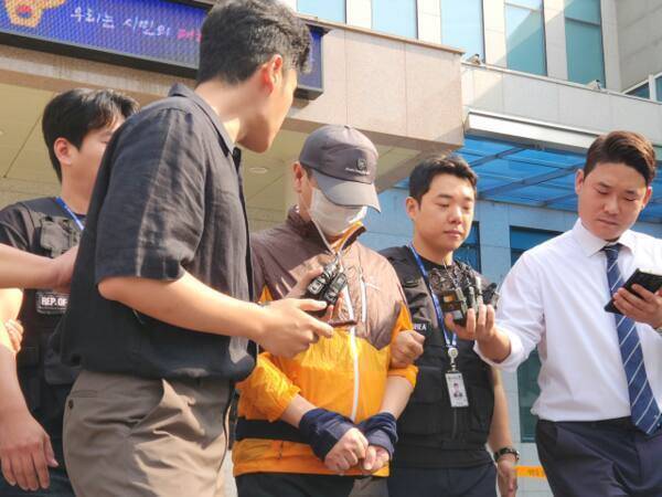 7월30일 오전 인천 논현경찰서에서 인천 총기 사건 60대 피의자가 경찰 차량으로 이동하고 있다. 경기일보 DB