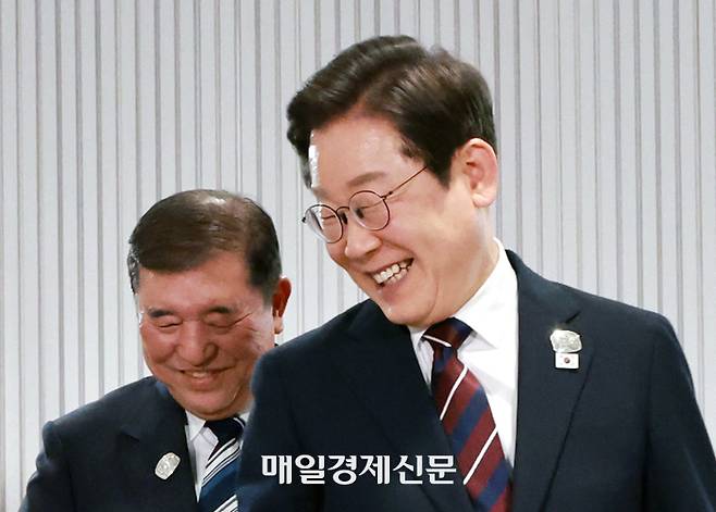 이재명 대통령이 17일(현지시간) 캐나다 앨버타주 카나나스키스 주요 7개국(G7) 정상회의장에서 열린 한일 정상회담에서 이시바 시게루 일본 총리와 자리를 바꾸며 밝게 웃고 있다    2025.6.17. 카나나스키스/김호영기자