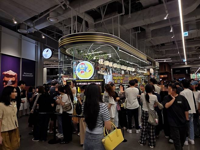 GS리테일이 운영하는 편의점 GS25는 돈키호테와 손잡고 더현대서울에서 이번달 1일까지 약 한 달간 팝업스토어를 운영했다. 지난달 8일 돈키호테 팝업 매장 앞에 인산인해를 이루고 있다. [김혜진 기자]