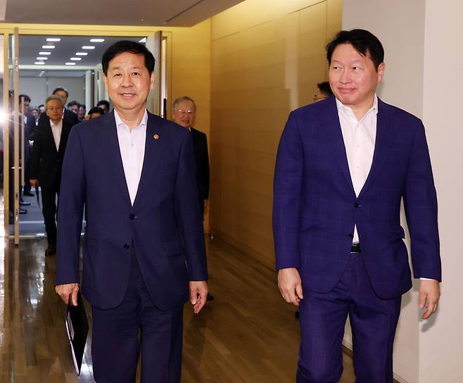 구윤철 기획재정부 부총리가 주재하는 ‘성장전략 TF 1차 회의’가 5일 오후 서울 중구 대한상공회의소에서 열렸다. 구 부총리와 최태원 상의회장이 회의를 위해 입장하고 있다.2025.8.5  이충우기자