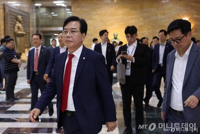 [서울=뉴시스] 김금보 기자 = 송언석 국민의힘 비상대책위원장 겸 원내대표와 의원들이 4일 오후 서울 여의도 국회에서 본회의장으로 향하고 있다. 2025.08.04. kgb@newsis.com /사진=김금보