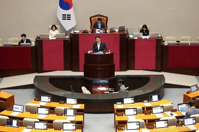 [서울=뉴시스] 김금보 기자 = 신동욱 국민의힘 의원이 4일 오후 서울 여의도 국회에서 열린 제427회국회(임시회) 제3차 본회의에서 방송3법 반대 필리버스터(무제한토론)를 하고 있다. 2025.08.04. kgb@newsis.com /사진=김금보