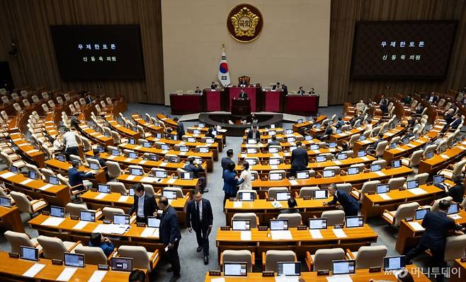 (서울=뉴스1) 유승관 기자 = 4일 서울 여의도 국회에서 열린 제427회 국회(임시회) 3차 본회의에서 방송법 일부개정법률안(대안)에 대한 신동욱 국민의힘 의원의 무제한토론(필리버스터)이 시작되자 여당 의원들이 본회의장을 나서고 있다. 2025.8.4/뉴스1  Copyright (C) 뉴스1. All rights reserved. 무단 전재 및 재배포,  AI학습 이용 금지. /사진=(서울=뉴스1) 유승관 기자