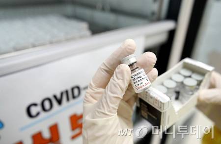 지난 6월16일 광주 북구보건소 접종실에서 의료진이 신종 코로나바이러스 감염증(코로나19) 백신 수량을 확인하고 있다.(광주 북구 제공.)/사진= 뉴스1