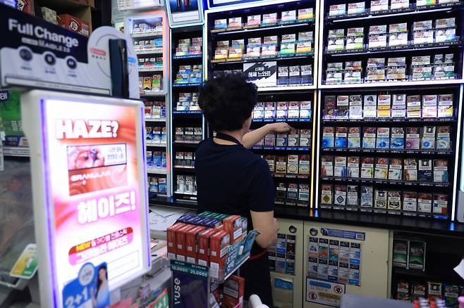 2026년도 최저임금이 올해(1만 30원)보다 2.9% 오른 1만 320원으로 결정된 가운데 11일 서울 시내 편의점에서 직원이 담배를 정리하고 있다.   2008년 이후 17년 만에 사용자위원과 근로자위원, 공익위원 합의로 내년도 최저임금이 결정됐다.  2025.7.11/뉴스1  Copyright (C) 뉴스1. All rights reserved. 무단 전재 및 재배포,  AI학습 이용 금지. /사진=뉴스1