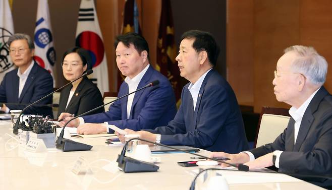 구윤철 부총리 겸 기획재정부 장관(오른쪽에서 두번째)이 5일 오후 서울 중구 대한상공회의소에서 열린 '성장전략 TF 1차 회의'에서 발언하고 있다./사진제공=뉴시스(사진공동취재단)
