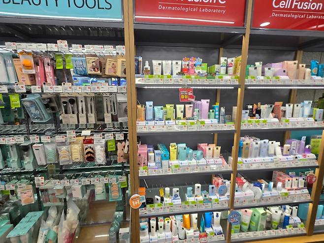 서울 강동구 소재 한 올리브영 가맹점 매대에 제품이 진열된 모습. 선크림을 비롯한 인기 뷰티 제품 상당 수가 일시 품절(초록색 표기)돼 샘플만 써볼 수 있다. /사진=유엄식 기자