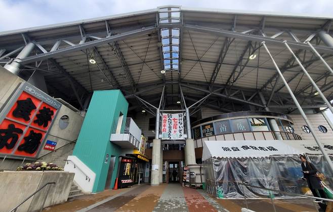 일본 이시카와현 노토반도 나나오시에 있는 시장의 모습. 정면 현수막에 '負けないぞ七尾(지지 않는다 나나오) 皆んなで支えよう 能登半島(모두 버티자 노토반도)'라는 문구가 쓰여 있다. 지역 상인들이 2024년 1월1일 최대 규모 7.6의 강진으로 9개월 간 장사를 하지 못했지만 현실에 굴복하지 말자며 만든 표현이라고 한다. / 사진=김인한 기자