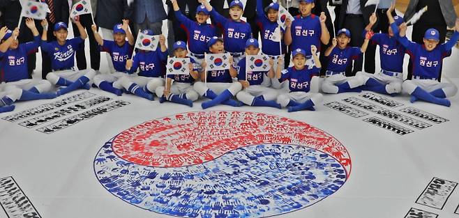 권선구가 광복 80주년을 맞아 추진한 손도장 태극기 만들기 행사. /사진=수원시