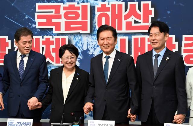 조국혁신당 지도부 만난 정청래  : 정청래(오른쪽 두 번째) 더불어민주당 대표가 5일 오전 국회에서 김선민(〃 세 번째) 조국혁신당 대표 권한대행을 예방해 기념사진을 찍고 있다.   곽성호 기자