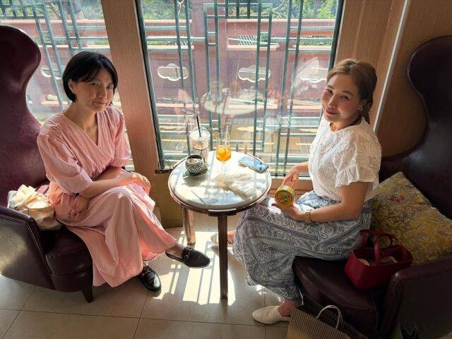 개그우먼 안영미(왼쪽)와 신봉선이 카페에서 여유롭게 차를 마시고 있다. /신봉선 소셜미디어