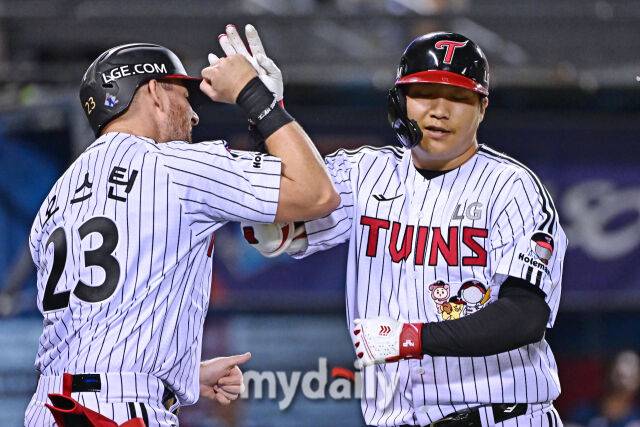 5일 서울 잠실야구장에서 열린 '2025 신한 SOL BANK KBO리그' 두산 베어스와 LG 트윈스 경기. LG 문보경이 7회말 2사 1-2루 네 번째 타석에 역전 쓰리런을 친 후 오스틴과 기뻐하고 있다./잠실=한혁승 기자