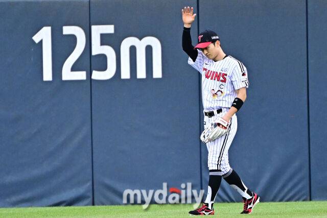 5일 서울 잠실야구장에서 열린 '2025 신한 SOL BANK KBO리그' 두산 베어스와 LG 트윈스 경기. LG 박해민이 2회초 선두타자김재환의 126.8m 타구를 펜스를 밟고 잡았다. 손을 들며 투수의 인사에 화답하는 박해민./잠실=한혁승 기자