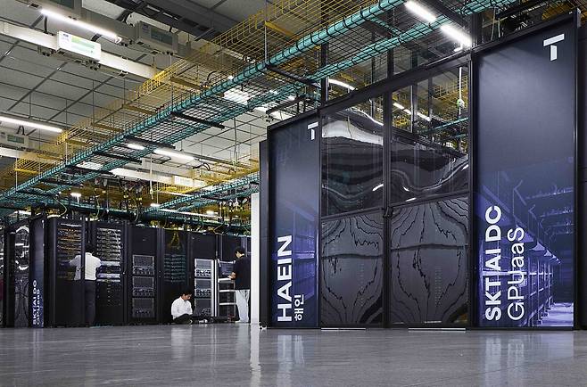 SKT 구성원들이 가산 인공지능 데이터센터(AI DC)에서 B200 구독형 그래픽처리장치(GPUaaS) 준비상황에 대해 점검하고 있다. [SK텔레콤 제공]