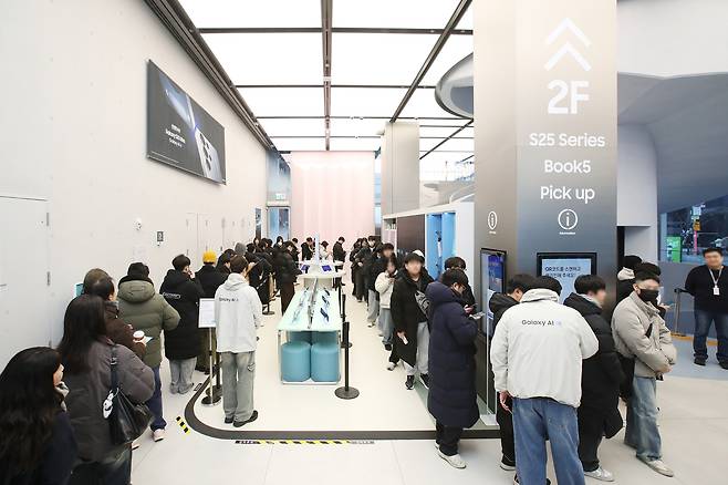 지난 2월 4일 삼성 강남에서 ‘갤럭시 S25 시리즈’ 사전 개통을 위해 방문한 고객들. [삼성전자 제공]