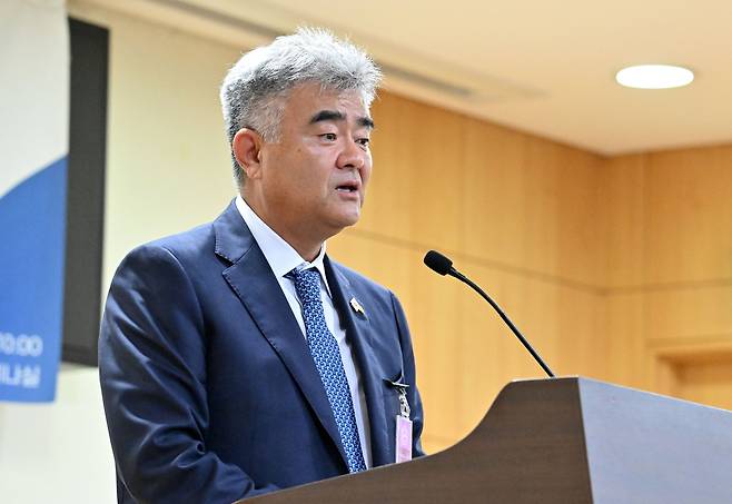 정원주 대한주택건설협회 회장이 5일 오전 서울 여의도 국회 의원회관에서 열린 주택공급 활성화 방안 세미나에 참석해 축사를 하고 있다.  임세준 기자