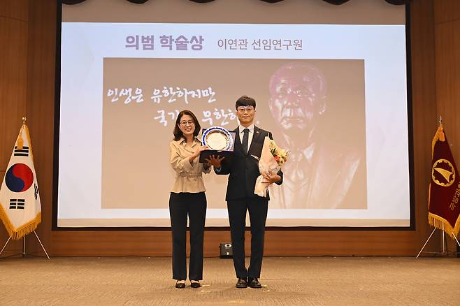 국방과학기술력을 바탕으로 자주국방의 길을 개척하며 ‘K-방산’의 산실로 자리매김한 국방과학연구소(ADD)가 5일 창립 55주년을 맞았다. ADD는 이날 제10회 의범학술상 수상자로 이연관 선임연구원(오른쪽)을 선정했다. 故 의범 김용철 선생의 손녀 문희선 박사가 직접 상패 등을 수여한 뒤 기념사진을 찍고 있다. [ADD 제공]