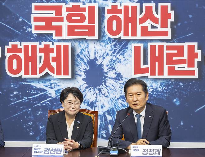 정청래 더불어민주당 대표와 조국혁신당 김선민 당 대표 권한대행이 5일 국회에서 만나 대화하고 있다. [연합]