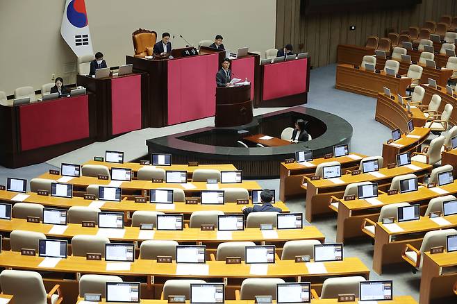 5일 국회 본회의에서 방송법 일부개정법률안 관련 무제한 토론(필리버스터)의 마지막 주자로 찬성 토론을 진행하는 노종면 더불어민주당 의원 [연합]