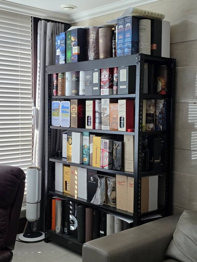 탈세 혐의자가 책장 가득 고가 밀수 위스키를 보관하고 있는 모습. [관세청 제공]