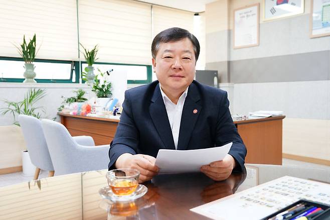 [수원=뉴시스] 박종대 기자 = 윤정욱 국민건강보험공단 인천경기지역본부장이 집무실에서 인터뷰를 하고 있다. 윤 본부장은 "현장과의 지속적인 소통을 통해 국민 건강권 수호에 최선을 다하겠다"고 밝혔다. 2025.08.04. pjd@newsis.com *재판매 및 DB 금지
