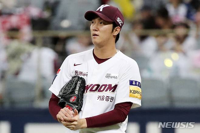 [서울=뉴시스] 조성우 기자 = 2023년 7월11일 오후 서울 구로구 고척스카이돔에서 열린 2023 KBO 리그 KT 위즈와 키움 히어로즈의 경기, 키움 선발투수 안우진이 kt 6회초 공격 1사 후 김상수를 삼진 아웃 시키고 있다. 2023.07.11. xconfind@newsis.com