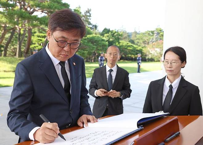 [서울=뉴시스] 최휘영 문화체육관광부 장관이 5일 오전 서울 동작구 국립서울현충원에서 참배를 마친 뒤 방명록을 작성하고 있다. (사진=문화체육관광부 제공) 2025.08.05. photo@newsis.com *재판매 및 DB 금지