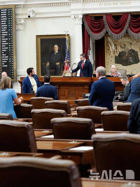 [오스틴=AP/뉴시스] 더스틴 버로우스 미국 텍사스주 하원의장이 4일(현지 시간) 텍사스 오스틴에서 선거구 조정안 표결을 위한 정족수가 미달했다고 발표하고 있다. 2025.08.05.