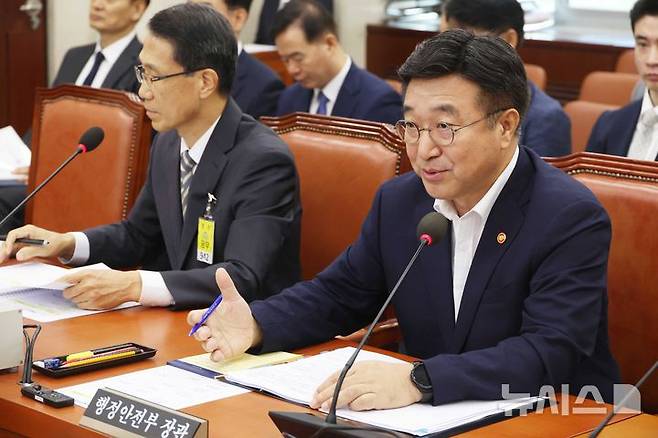 [서울=뉴시스] 조성봉 기자 = 윤호중 행정안전부 장관이 5일 오전 서울 여의도 국회에서 열린 행정안전위원회 전체회의에서 의원의 질의에 답변하고 있다. 왼쪽은 유재성 경찰청장 직무대행.2025.08.05. suncho21@newsis.com