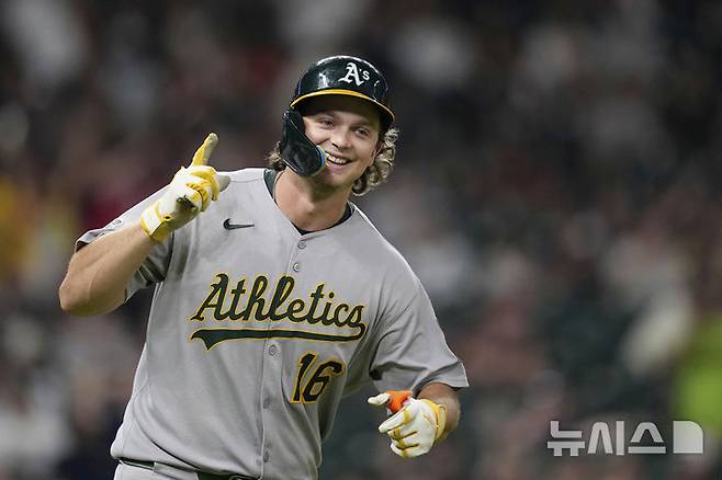 [휴스턴=AP/뉴시스] 미국 메이저리그(MLB) 애슬레틱스의 닉 커츠가 25일(현지 시간) 미국 텍사스주 휴스턴의 다이킨 파크에서 열린 2025 MLB 휴스턴 애스트로스와의 경기 9회 이날 자신의 4번째 홈런을 기록하며 기뻐하고 있다. 2025.07.26.