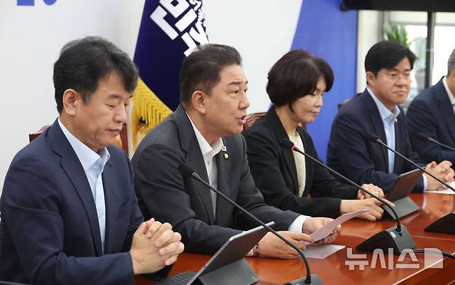 [서울=뉴시스] 조성봉 기자 = 김병기 더불어민주당 원내대표가 5일 오전 서울 여의도 국회에서 열린 원내대책회의에서 발언을 하고 있다. 2025.08.05. suncho21@newsis.com