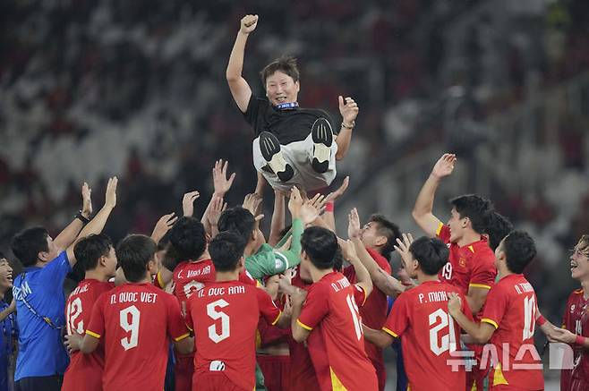 [자카르타=AP/뉴시스] 베트남 23세 이하(U-23) 축구 대표 선수들이 29일(현지 시간) 인도네시아 자카르타의 겔로라 붕 카르노 스타디움에서 열린 2025 아세안축구연맹(AFF) U-23 챔피언십 결승전에서 인도네시아를 꺾고 우승한 후 김상식 감독을 헹가래하고 있다. 베트남은 전반 37분 응우옌 꽁 프엉의 선제골을 지켜 1-0으로 승리하고 대회 3연패를 달성했다. 2025.07.30.