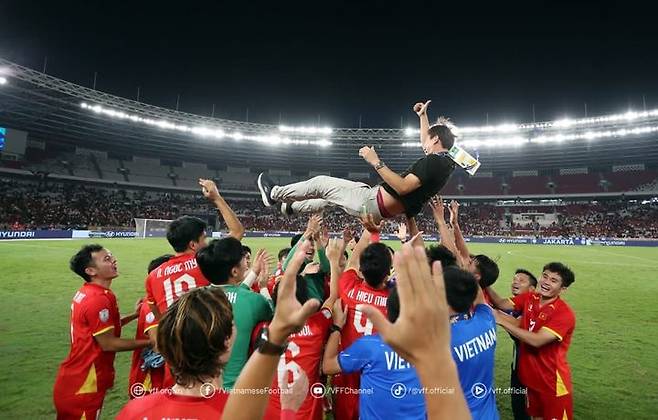 [서울=뉴시스] 김상식 감독의 베트남 23세 이하(U-23) 대표팀, 2025 아세안축구연맹(AFF) U-23 챔피언십 우승, (사진=DJ매니지먼트 제공) *재판매 및 DB 금지