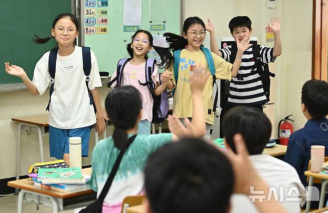 [수원=뉴시스] 김종택 기자 = 5일 여름방학을 마치고 개학한 경기 수원시 영통구 잠원초등학교 4학년2반 학생들이 교실로 들어서며 오랜만에 만난 친구들과 반갑게 인사하고 있다. 2025.08.05. jtk@newsis.com