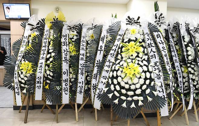 [서울=뉴시스] 사진공동취재단 = 배우 故 송영규의 빈소가 마련된 5일 경기도 용인시 처인구 다보스병원 장례식장 앞에 동료 배우들의 근조 화환이 놓여 있다. 2025.08.05. photo@newsis.com *재판매 및 DB 금지