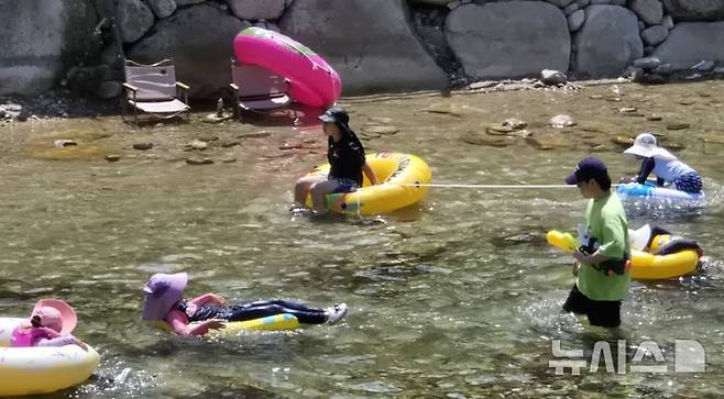 [포천=뉴시스] 송주현 기자 = 5일 오전 경기북부 대표 여름 휴가철 행락지인 포천시 백운계곡을 찾은 행락객들이 계곡에서 물놀이를 하며 휴가를 즐기고 있다. 2025.08.05 atia@newsis.com