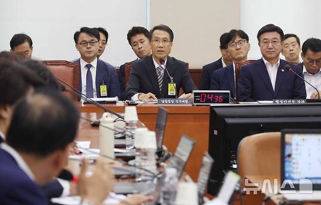 [서울=뉴시스] 조성봉 기자 = 유재성 경찰청장 직무대행이 5일 오전 서울 여의도 국회에서 열린 행정안전위원회 전체회의에서 의원의 질의에 답변하고 있다. 오른쪽은 윤호중 행정안전부 장관. 2025.08.05. suncho21@newsis.com