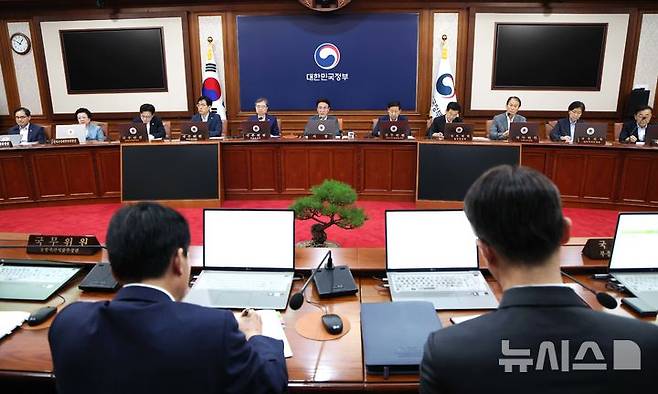 [서울=뉴시스] 김명원 기자 = 김민석 국무총리가 5일 오전 서울 종로구 정부서울청사에서 열린 국무회의에서 발언을 하고 있다. (공동취재) 2025.08.05. photo@newsis.com