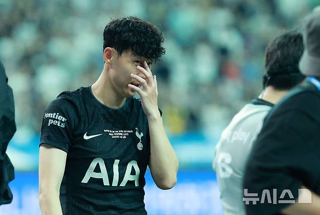 [서울=뉴시스] 이영환 기자 = 지난 3일 오후 서울 마포구 서울월드컵경기장에 열린 2025 쿠팡플레이시리즈 뉴캐슬 유나이티드와 토트넘 홋스퍼의 경기에서 경기를 마친 토트넘 손흥민이 팬들에게 인사를 하며 아쉬워 하고 있다. 2025.08.03. 20hwan@newsis.com
