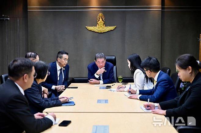 [방콕=AP/뉴시스] 태국 총리실이 제공한 사진으로  품탐 웨차야차이(가운데) 태국 총리 권한대행이 7월 28일(현지 시간) 말레이시아에서 훈 마네트 캄보디아 총리와의 휴전 협정을 마치고 방콕으로 돌아와 참모들과 함께 도널드 트럼프 미국 대통령과 통화하고 있다. 태국과 캄보디아는 긴급 회담 끝에 29일 0시부터 '즉각적이고 무조건적 휴전'에 합의했다. 2025.07.29.