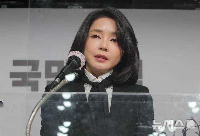 [서울=뉴시스] 지난 2021년 12월 26일 대통령 선거 당시 김건희 여사(당시 코바나컨텐츠 대표)가 서울 여의도 국민의힘 당사에서 자신의 허위 이력 의혹과 관련해 입장문을 발표하는 모습. (사진=뉴시스DB). 2025.08.05. photo@newsis.com