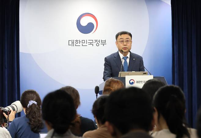 송상훈 과학기술정보통신부 정보통신정책실장이 4일 서울 종로구 정부서울청사에서 독자 AI 파운데이션 모델 프로젝트 정예팀 선정 결과를 브리핑하고 있다. 연합뉴스