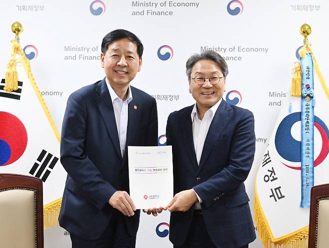 강기정 광주광역시장(오른쪽)은 5일 정부서울청사에서 구윤철 경제부총리 겸 기획재정부 장관과 간담회를 갖고, 2026년도 광주시 주요 현안사업에 대해 설명하며 총 640억 원 규모의 국비 반영을 요청했다. 광주시 제공