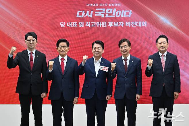 지난 3일 서울 여의도 국민의힘 중앙당사에서 열린 제6차 전당대회 당 대표 후보자 비전대회에 참석한 후보들이 포토타임을 갖고 있다. 왼쪽부터 주진우·김문수·안철수·조경태·장동혁 후보. 황진환 기자