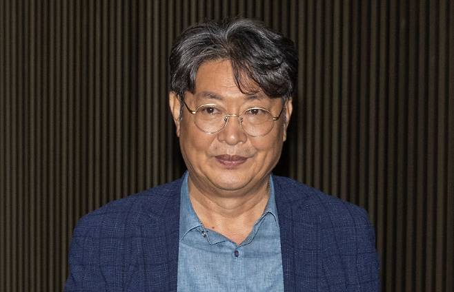 차명 주식거래 의혹이 제기된 국회 법제사법위원장 더불어민주당 이춘석이 의원이 5일 국회에서 열린 본회의에 참석한 뒤 본회의장을 빠져나가고 있다. 연합뉴스