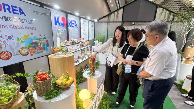 농림축산식품부와 aT(한국농수산식품유통공사)가 ‘2025 APEC 식량안보장관회의(FSMM)’과 연계해 이달 4일부터 10일까지 인천 연수구 송도컨벤시아에서 운영하는 ‘농식품 홍보관’에서 관람객들이 케이푸드를 살펴보고 있다.